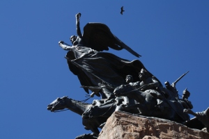 Foto cercana de la estatua de arriba y el angel de libertad
