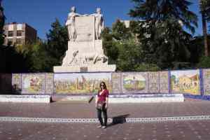 Estatua y mural en Plaza España